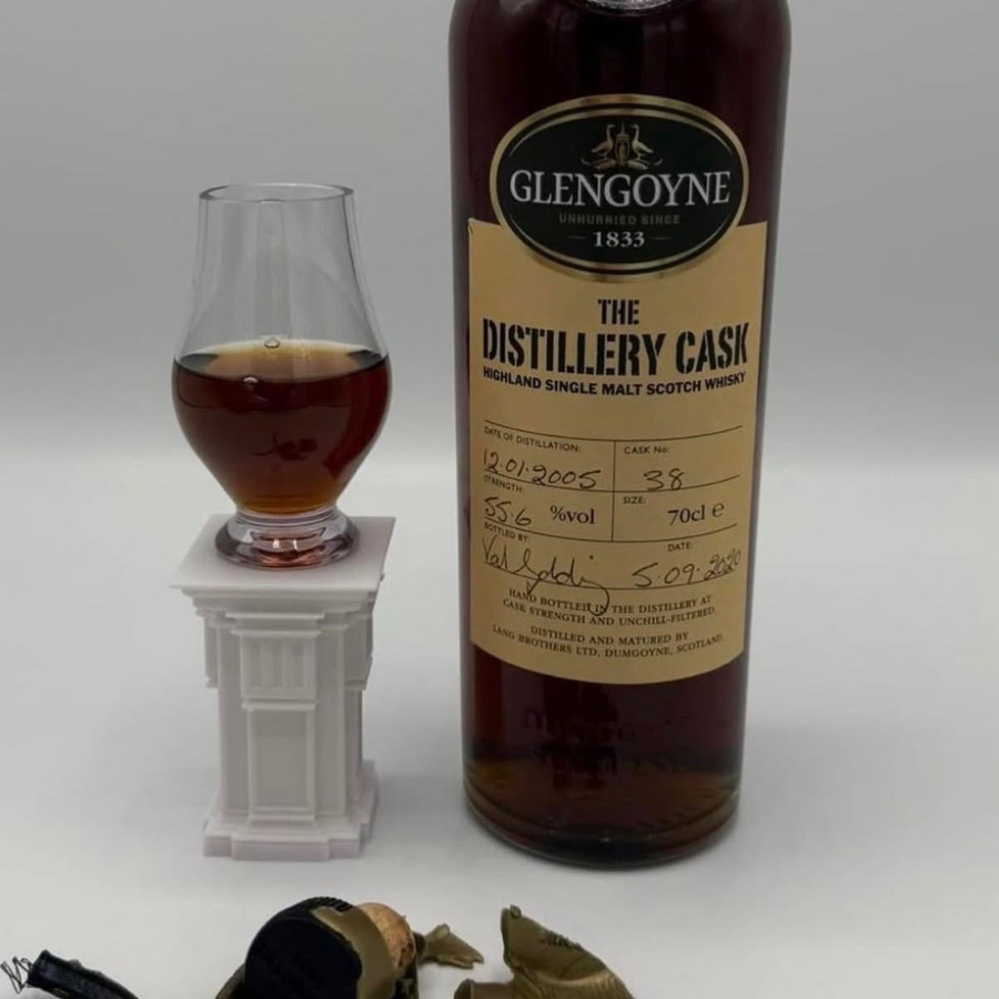 TXP whiskyglas med whisky bredvid en whiskyflaska