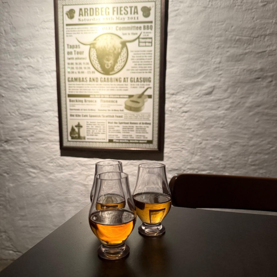 Två TXP whiskyglas med whisky i en bar- och provsmakningsmiljö